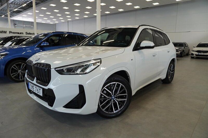 Vit (alpinvit) Begagnad 2023 BMW iX1 M Sport SUV | 479 900 kr (Bra pris) - Bild 1/4