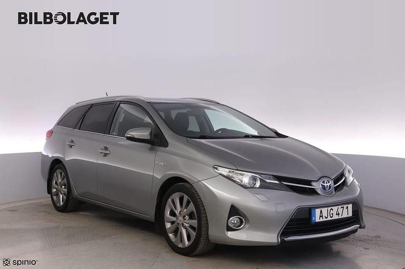 Ljusgrå Begagnad 2014 Toyota Auris Hybrid Sport Kombi | 139 800 kr (Marknadspris) - Bild 1/4