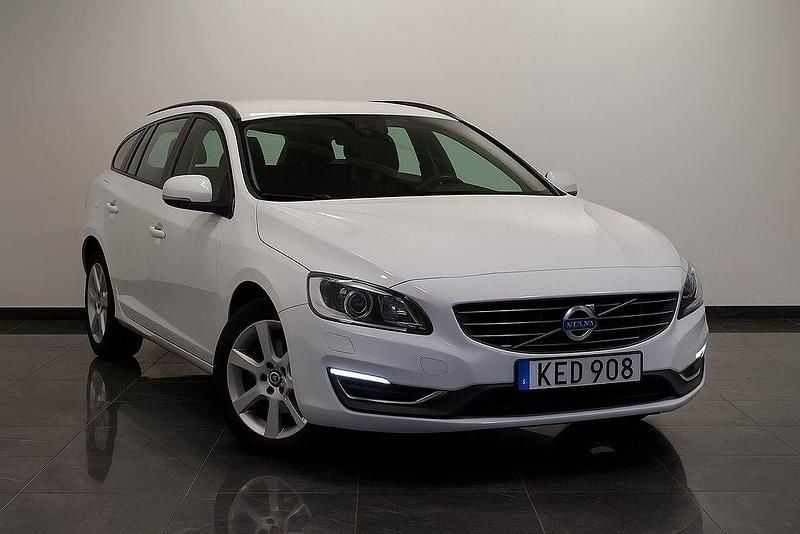Vit Begagnad 2018 Volvo V60 Momentum Kombi | 139 000 kr (Marknadspris) - Bild 1/4
