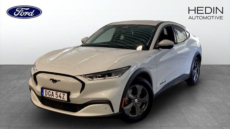 Vit (white) Begagnad 2021 Ford Mustang Mach-E SUV | 364 900 kr (Superpris) - Bild 1/4