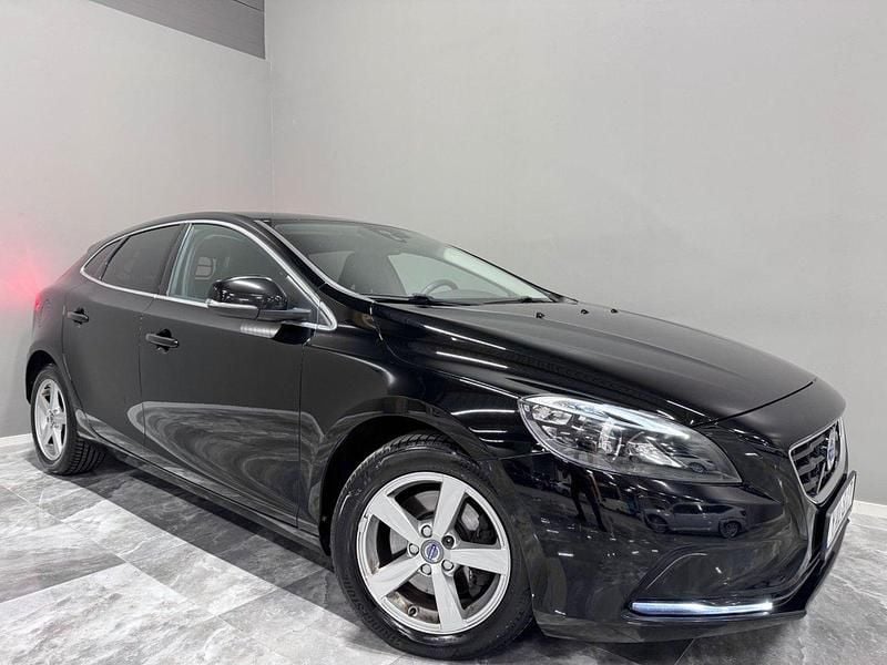 Svart Begagnad 2015 Volvo V40 Momentum Kombi | 109 900 kr (Marknadspris) - Bild 1/4