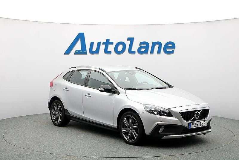 Bright silver metallic Begagnad 2018 Volvo V40 CC Kombi | 169 900 kr (Marknadspris) - Bild 1/3