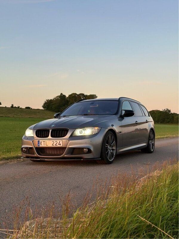 Grå Begagnad 2010 BMW 325 M Sport Kombi | 130 000 kr (Marknadspris) - Bild 1/4