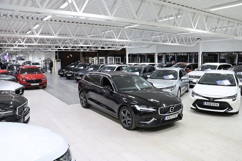 Begagnad Volvo V60 350 HK (257 kW) 2022 Svart Kombi