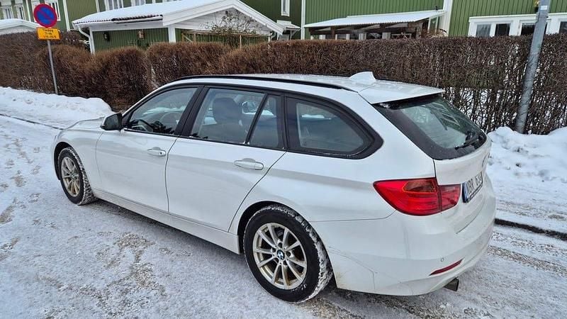 Begagnad BMW 320 M Performance 200 HK (147 kW) 2013 Vit pärlmetallic Kombi