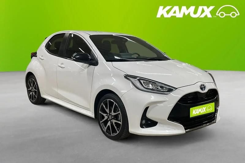 Vit Begagnad 2021 Toyota Yaris Hybrid Style Halvkombi | 199 000 kr (Bra pris) - Bild 1/4