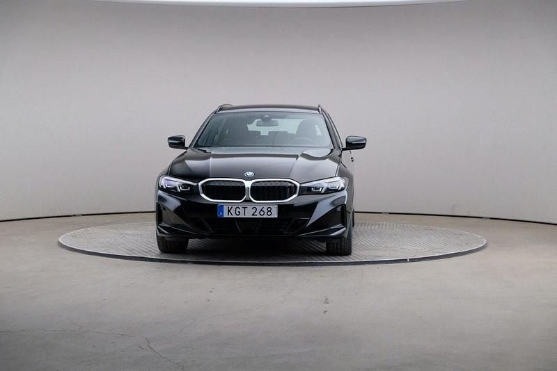 Begagnad BMW 330e 292 HK (214 kW) 2022 Svart (black (solid)) Kombi