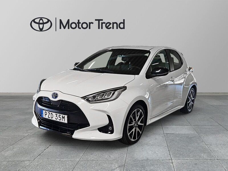 Vit Begagnad 2022 Toyota Yaris Hybrid Style Halvkombi | 229 000 kr (Marknadspris) - Bild 1/4