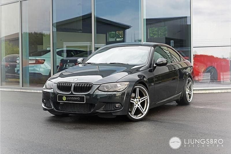 Svart Begagnad 2010 BMW 320 M Sport Sportkupé | 129 900 kr (Lite dyr) - Bild 1/4