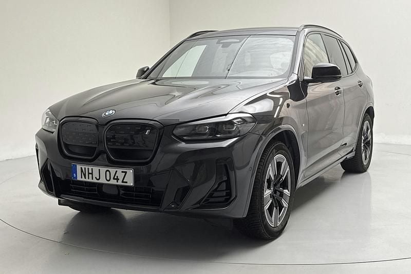 Grå Begagnad 2024 BMW iX3 Shadowline SUV | 569 000 kr (Marknadspris) - Bild 1/4