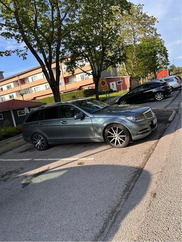 Grå Begagnad 2012 Mercedes C250 Kombi | 85 000 kr (Marknadspris) - Bild 1/4