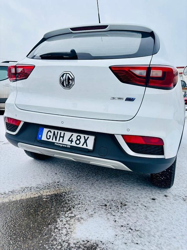 Begagnad MG ZS 105 kW (143 HK) 2021 Arctic white SUV
