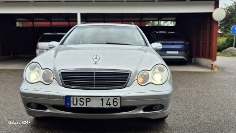 Silver Begagnad 2004 Mercedes C180 Kombi | 23 000 kr (Bra pris) - Bild 1/4