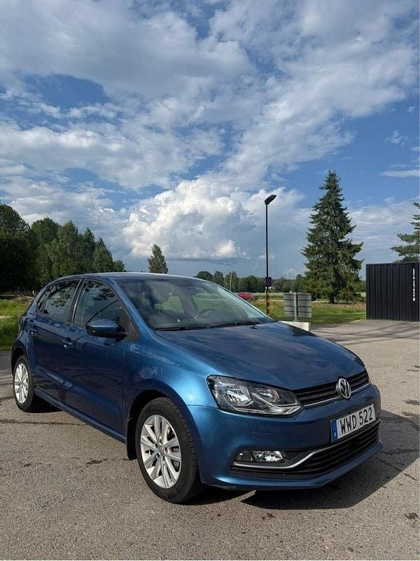 Blå Begagnad 2015 VW Polo Halvkombi | 109 900 kr (Marknadspris) - Bild 1/4
