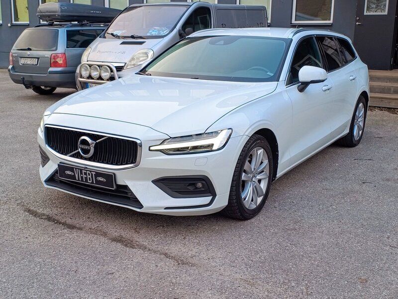 Vit Begagnad 2019 Volvo V60 Momentum Kombi | 179 900 kr (Marknadspris) - Bild 1/4