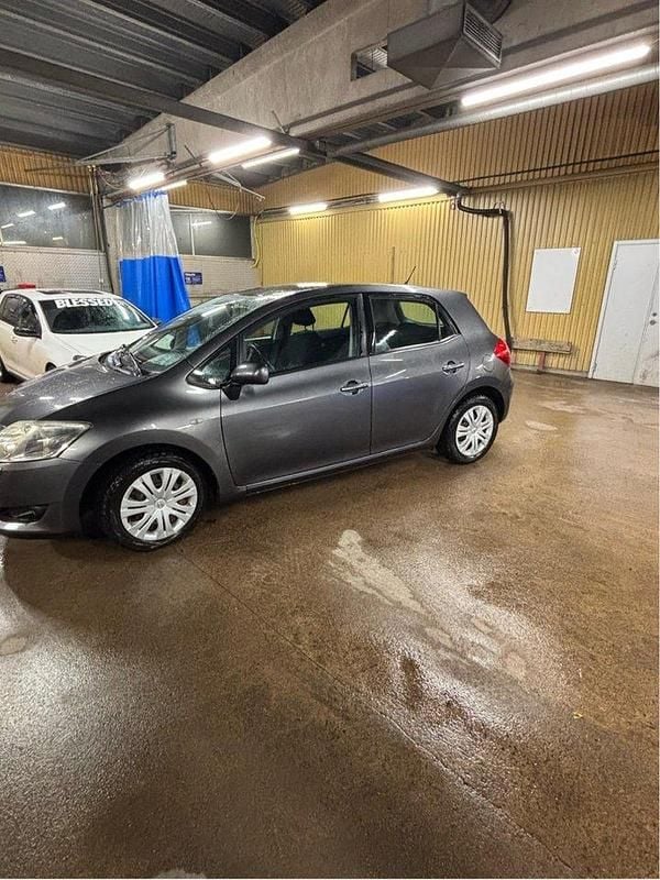 Grå Begagnad 2008 Toyota Auris Halvkombi | 45 000 kr (Marknadspris) - Bild 1/4
