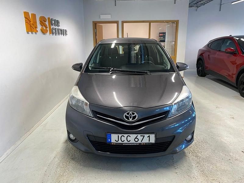 Begagnad Toyota Yaris Multidrive S 99 HK (72 kW) 2012 Grå Halvkombi