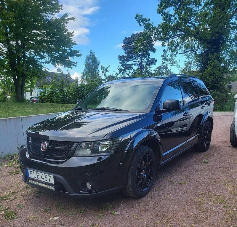Begagnad 2015 Fiat Freemont Black Code SUV | 120 000 kr - Bild 1/4