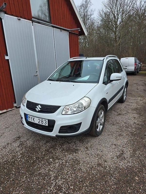 Vit Begagnad 2013 Suzuki SX4 SUV | 69 000 kr (Lite dyr) - Bild 1/4