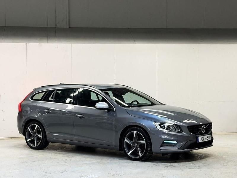 Grå Begagnad 2016 Volvo V60 R-Design Kombi | 159 900 kr (Marknadspris) - Bild 1/4