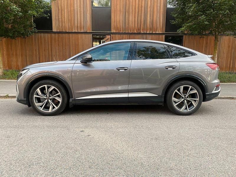 Grå Begagnad 2022 Audi Q4 e-tron S-Line SUV | 408 500 kr (Marknadspris) - Bild 1/4