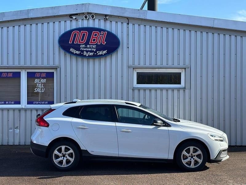 Begagnad Volvo V40 CC Momentum 120 HK (88 kW) 2017 Vit Kombi