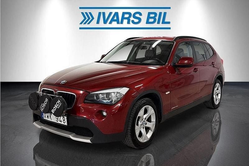 Röd Begagnad 2010 BMW X1 SUV | 79 900 kr (Lite dyr) - Bild 1/4