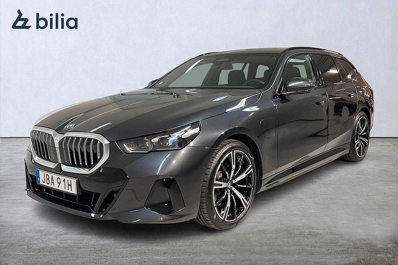 Grå Begagnad 2024 BMW 530e M Sport Kombi | 648 900 kr (Marknadspris) - Bild 1/4