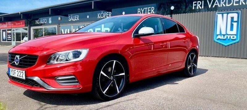 Röd Begagnad 2016 Volvo S60 R-Design Momentum Sedan | 189 900 kr (Marknadspris) - Bild 1/4
