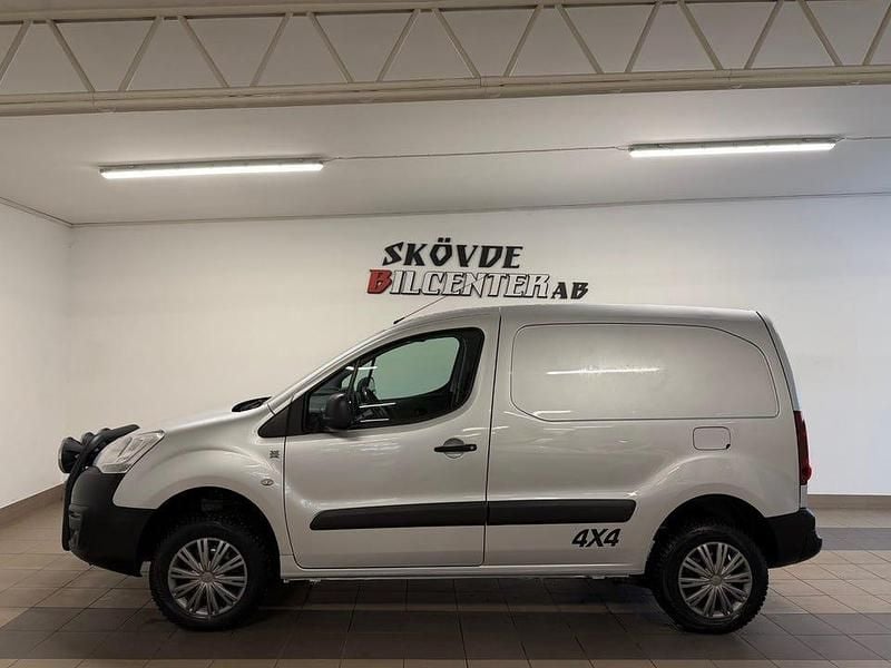 Silvermetallic Begagnad 2016 Peugeot Partner Minibuss | 109 500 kr (Marknadspris) - Bild 1/4