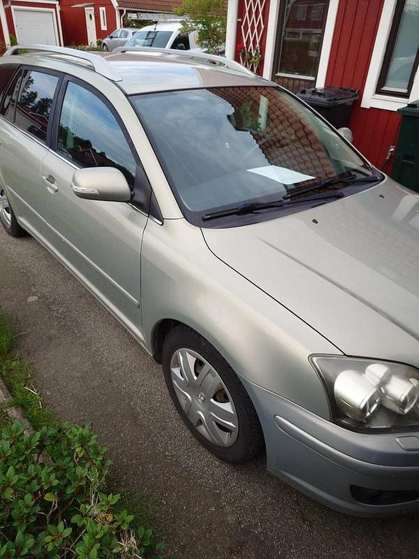 Grön Begagnad 2008 Toyota Avensis Kombi | 30 000 kr (Bra pris) - Bild 1/4