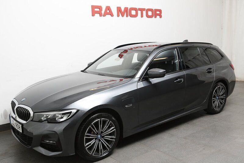 Grå Begagnad 2022 BMW 330e M Sport Kombi | 349 900 kr (Marknadspris) - Bild 1/3