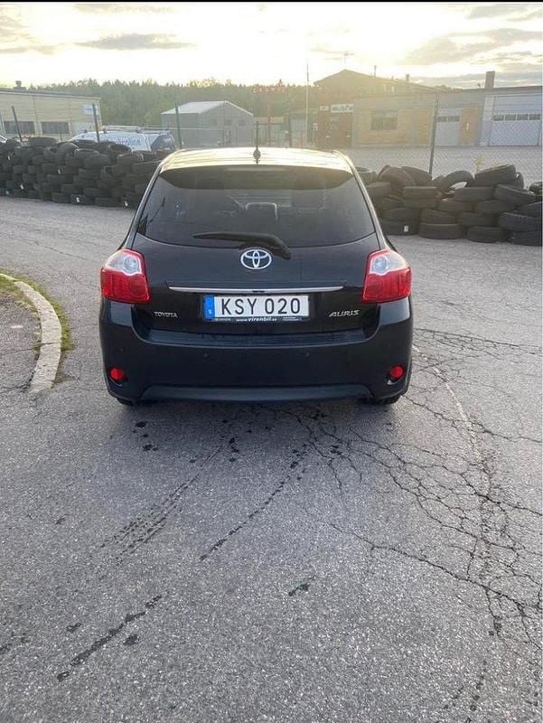 Svart Begagnad 2010 Toyota Auris Sport Halvkombi | 44 000 kr (Bra pris) - Bild 1/4