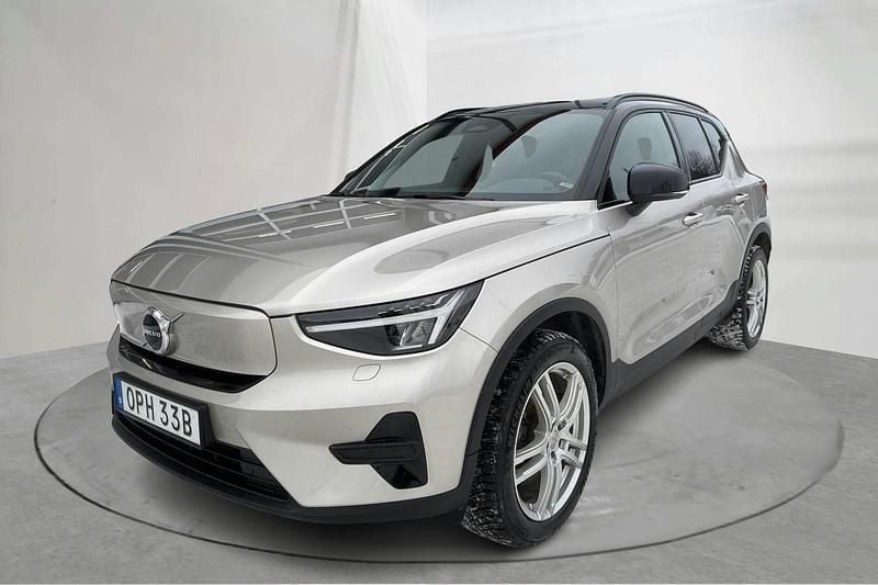 Ljusgrå Begagnad 2023 Volvo XC40 Core SUV | 294 900 kr (Marknadspris) - Bild 1/4