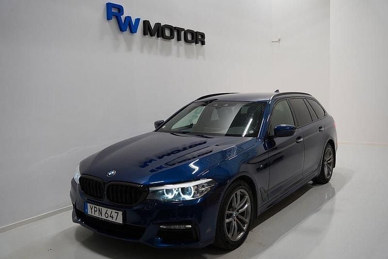 Blå Begagnad 2017 BMW 520 M Sport Kombi | 264 700 kr (Lite dyr) - Bild 1/4