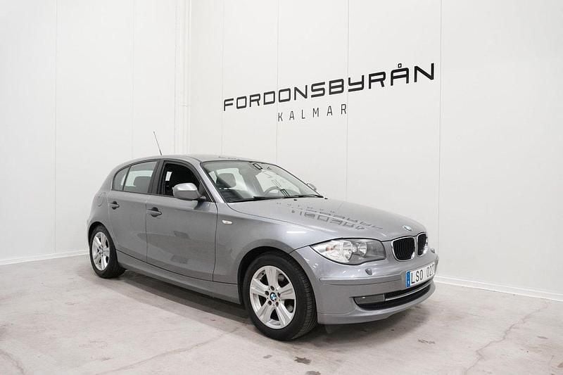 Grå Begagnad 2011 BMW 116 Comfort Edition Halvkombi | 79 800 kr (Marknadspris) - Bild 1/4