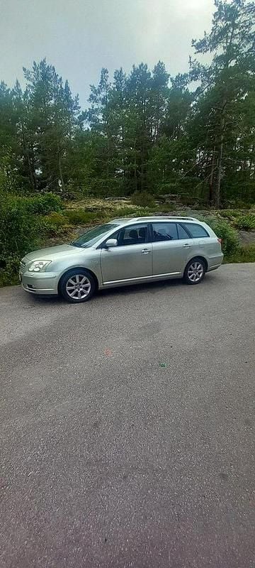 Silver Begagnad 2005 Toyota Avensis Kombi | 24 800 kr (Bra pris) - Bild 1/4
