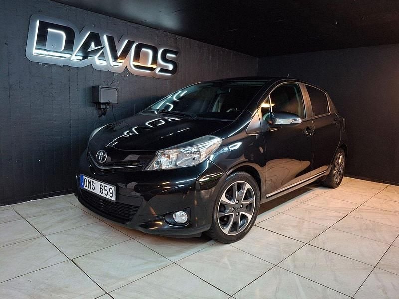 Svart Begagnad 2013 Toyota Yaris Trend Halvkombi | 79 900 kr (Marknadspris) - Bild 1/4