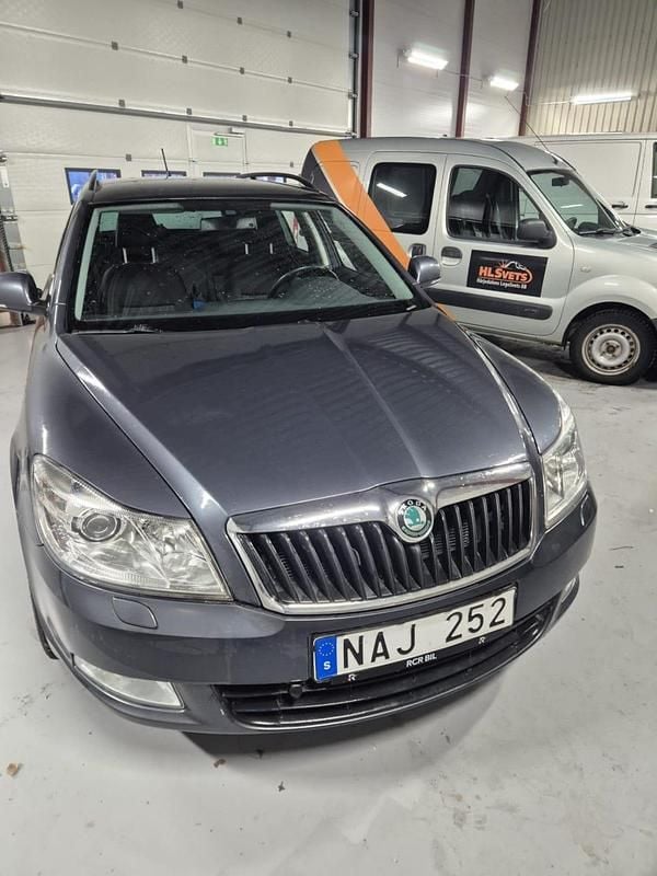 Begagnad 2012 Skoda Octavia Kombi | 80 000 kr (Marknadspris) - Bild 1/4