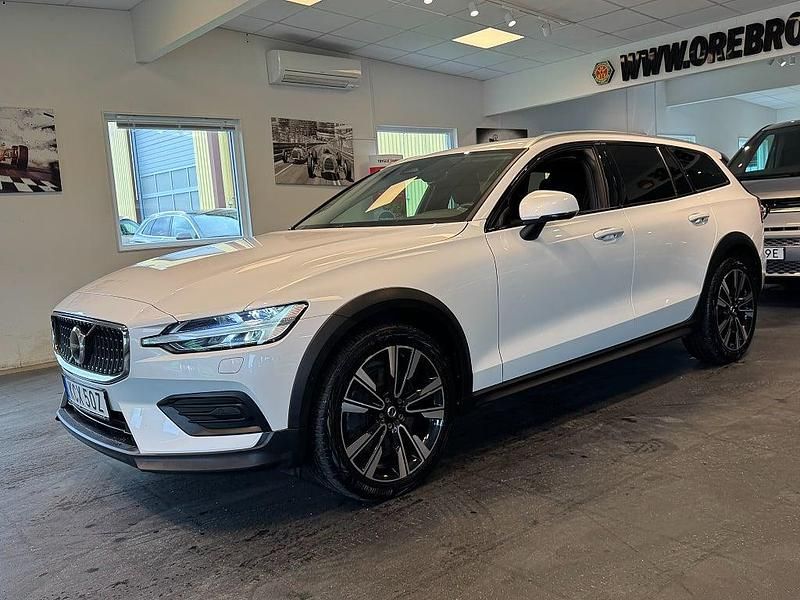 Begagnad Volvo V60 CC Momentum 198 HK (145 kW) 2022 Vit Kombi