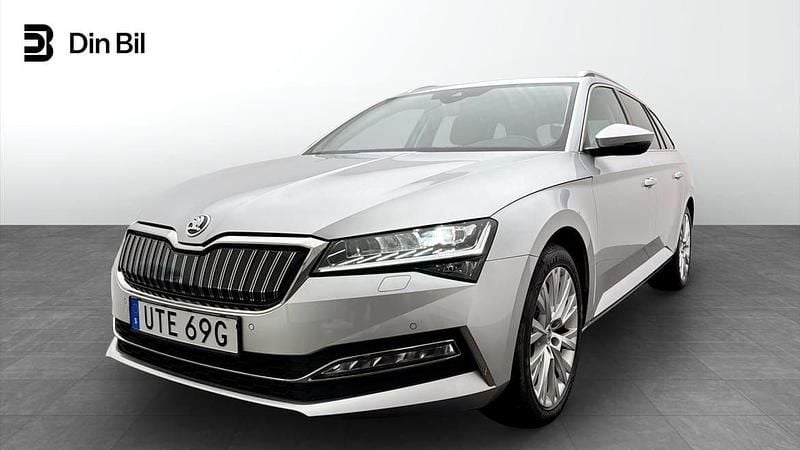 Ljusgrå Begagnad 2023 Skoda Superb Business Line Kombi | 364 500 kr (Marknadspris) - Bild 1/4