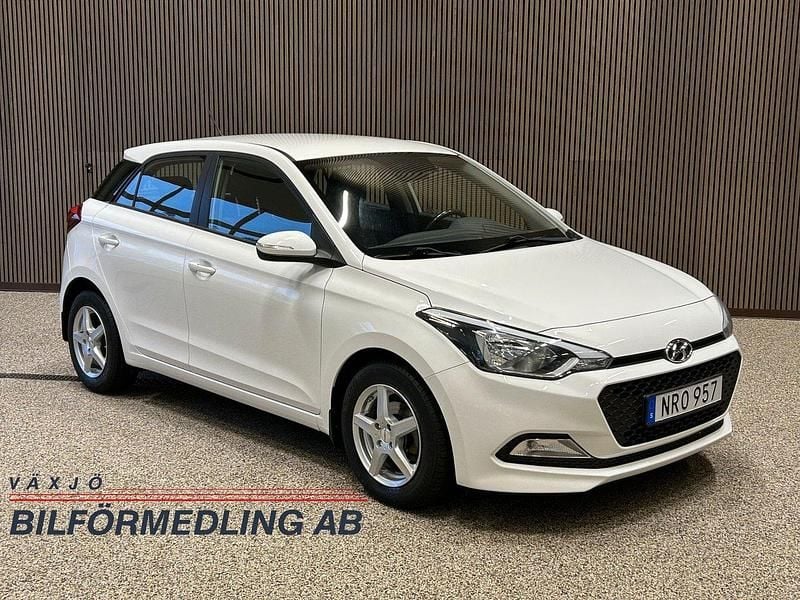 Vit Begagnad 2018 Hyundai i20 Comfort Halvkombi | 99 900 kr (Marknadspris) - Bild 1/4