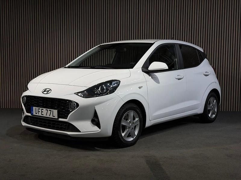 Vit Begagnad 2020 Hyundai i10 Advanced Halvkombi | 139 500 kr (Marknadspris) - Bild 1/4