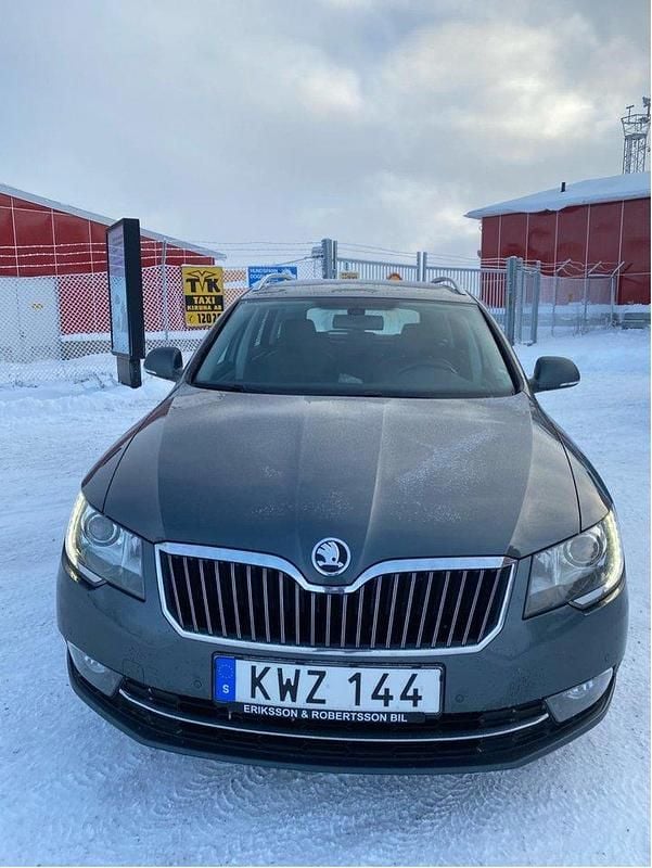 Grå Begagnad 2015 Skoda Superb Kombi | 100 000 kr (Bra pris) - Bild 1/2