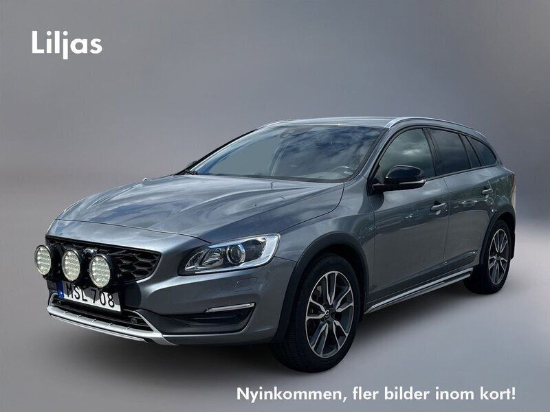 Grå Begagnad 2016 Volvo V60 CC Summum Kombi | 219 900 kr (Marknadspris) - Bild 1/4