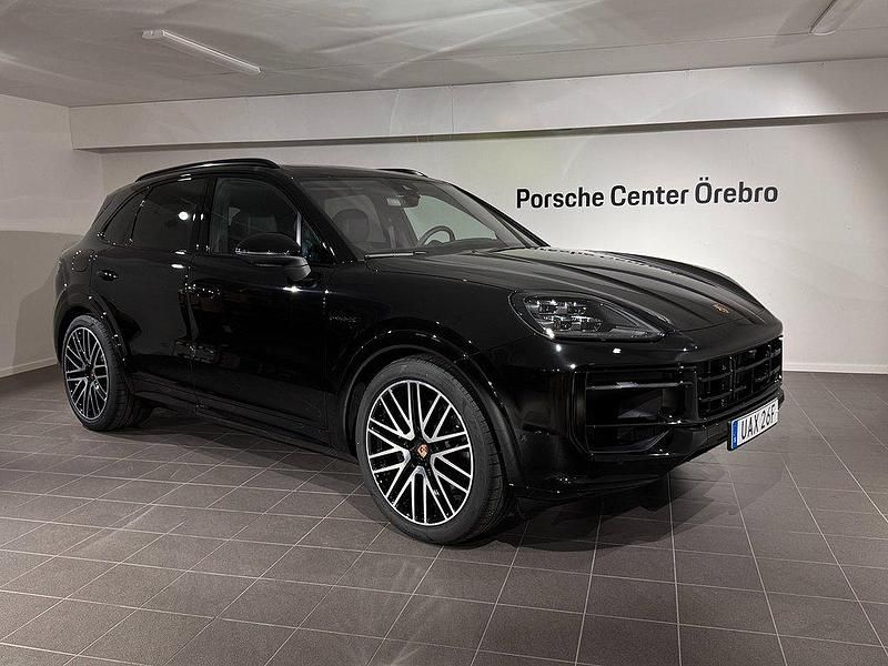 Svart Ny 2025 Porsche Cayenne SUV | 1 577 100 kr (Lite dyr) - Bild 1/4