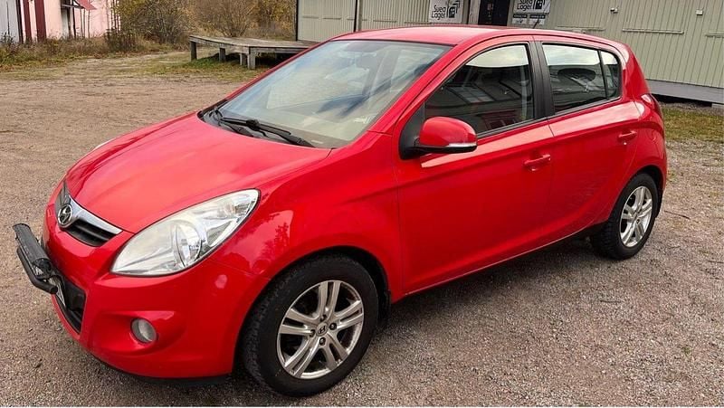 Röd Begagnad 2012 Hyundai i20 Premium Halvkombi | 25 000 kr (Marknadspris) - Bild 1/4