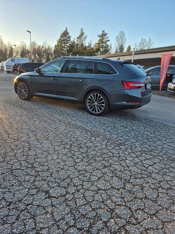Begagnad Skoda Superb LAURIN & KLEMENT 190 HK (139 kW) 2015 Grå Kombi