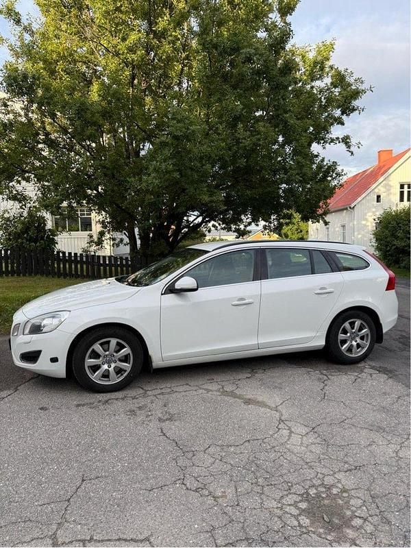 Vit Begagnad 2012 Volvo V60 Kombi | 119 000 kr (Marknadspris) - Bild 1/4