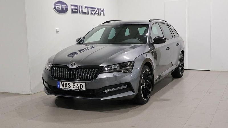 Grå Begagnad 2022 Skoda Superb SportLine Kombi | 419 900 kr (Dyr) - Bild 1/4
